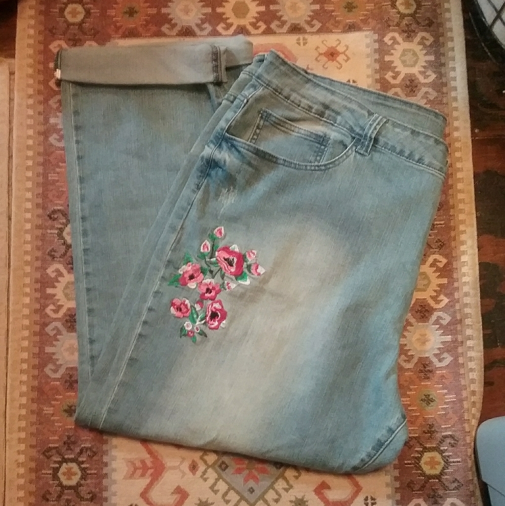 Distressed jeans with embroidery hip